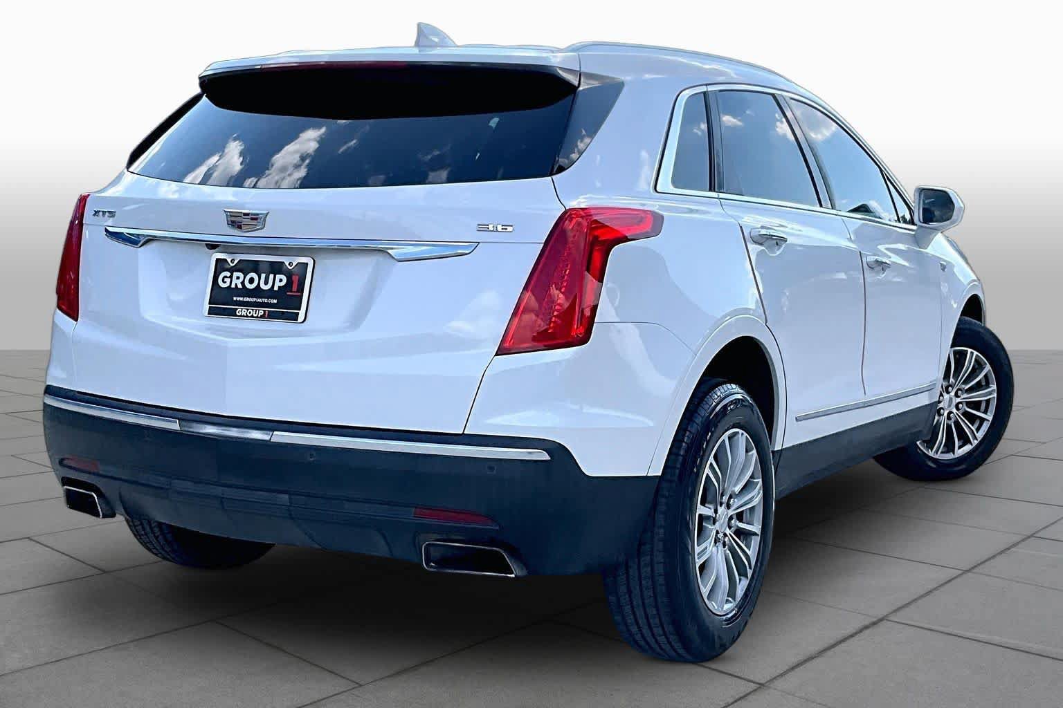 Used 2017 Cadillac XT5 Luxury w/ Driver Awareness Package FWD image 11