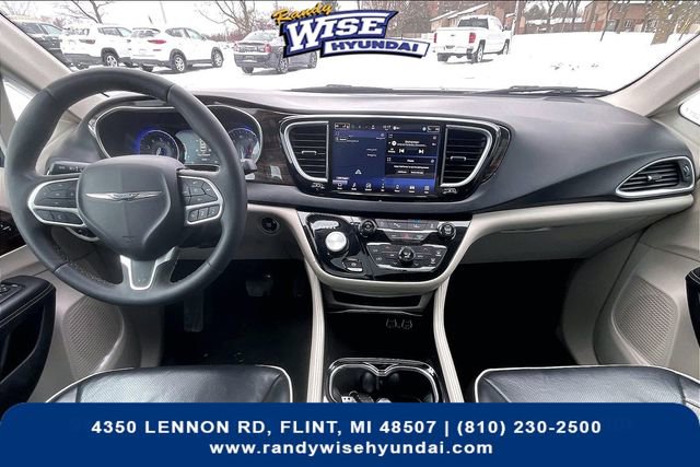 Used 2024 Chrysler Pacifica Limited image 15