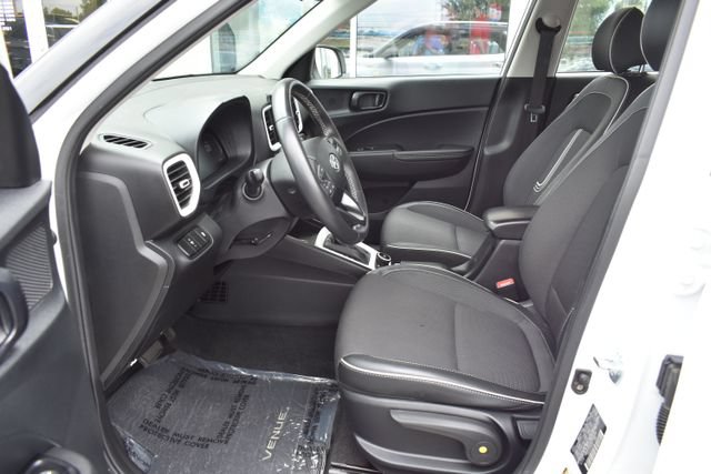 Used 2025 Hyundai Venue Limited FWD image 2