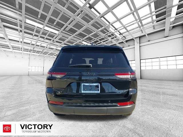 Used 2023 Jeep Grand Cherokee Altitude image 4