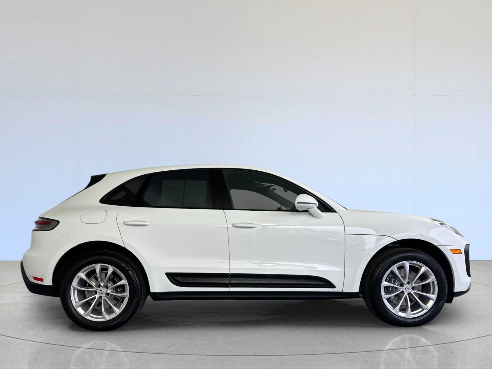 Certified 2026 Porsche Macan AWD/4WD image 9