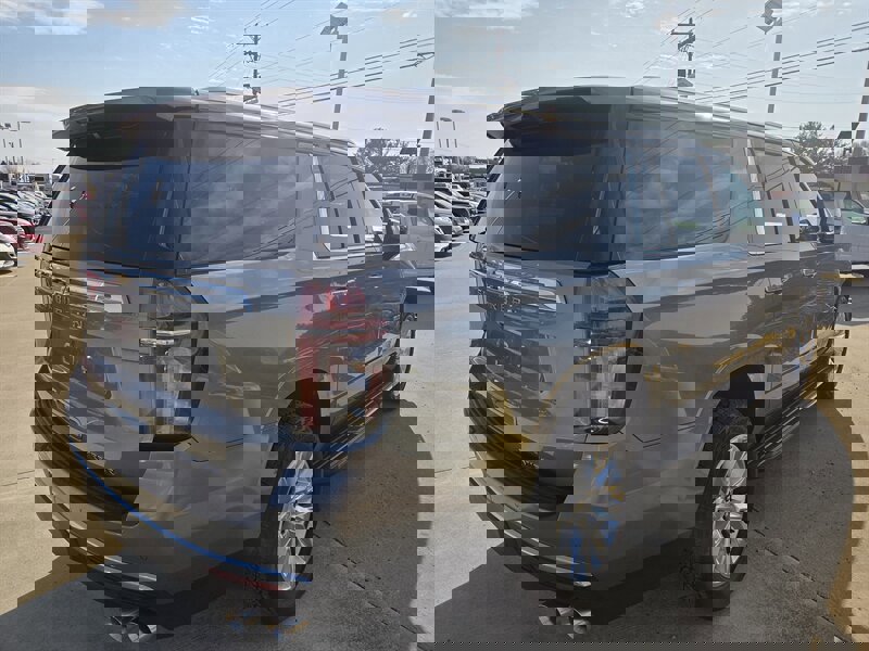 Used 2021 Chevrolet Suburban Premier image 3