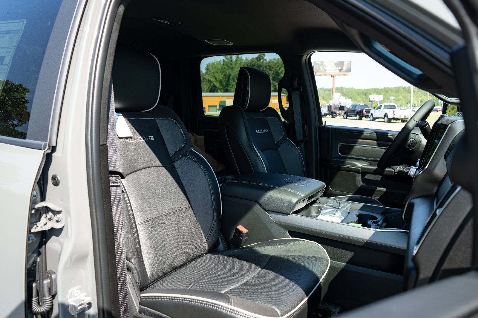 New 2026 RAM 4500 4x4 Crew Cab DRW w/ Laramie Trim Package image 21