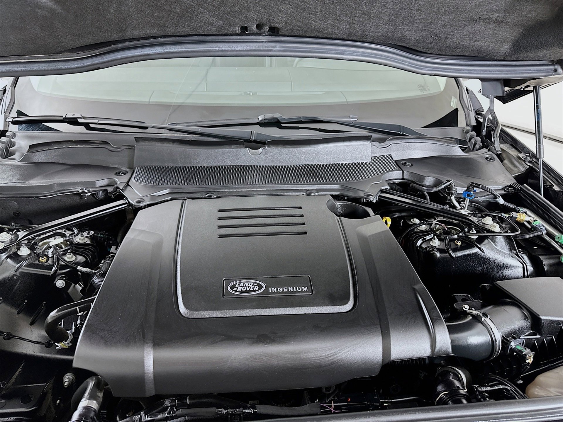 Used 2024 Land Rover Discovery S image 33