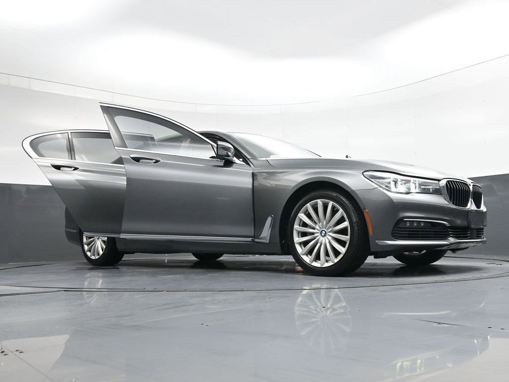 Used 2018 BMW 740i RWD image 38
