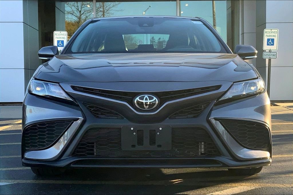 Used 2023 Toyota Camry SE image 2