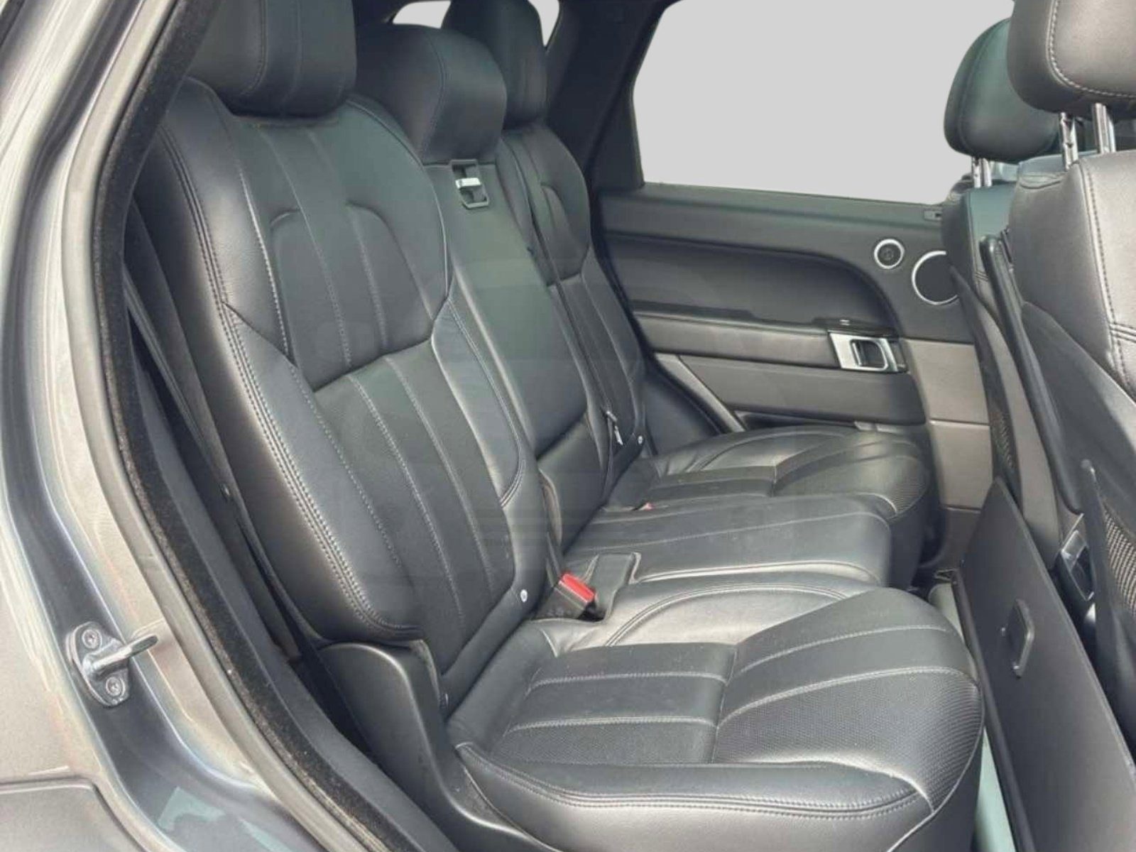 Used 2016 Land Rover Range Rover Sport SE image 4