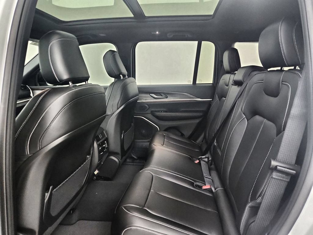 New 2026 Jeep Grand Cherokee Limited w/ Luxury Tech Group II AWD/4WD image 32
