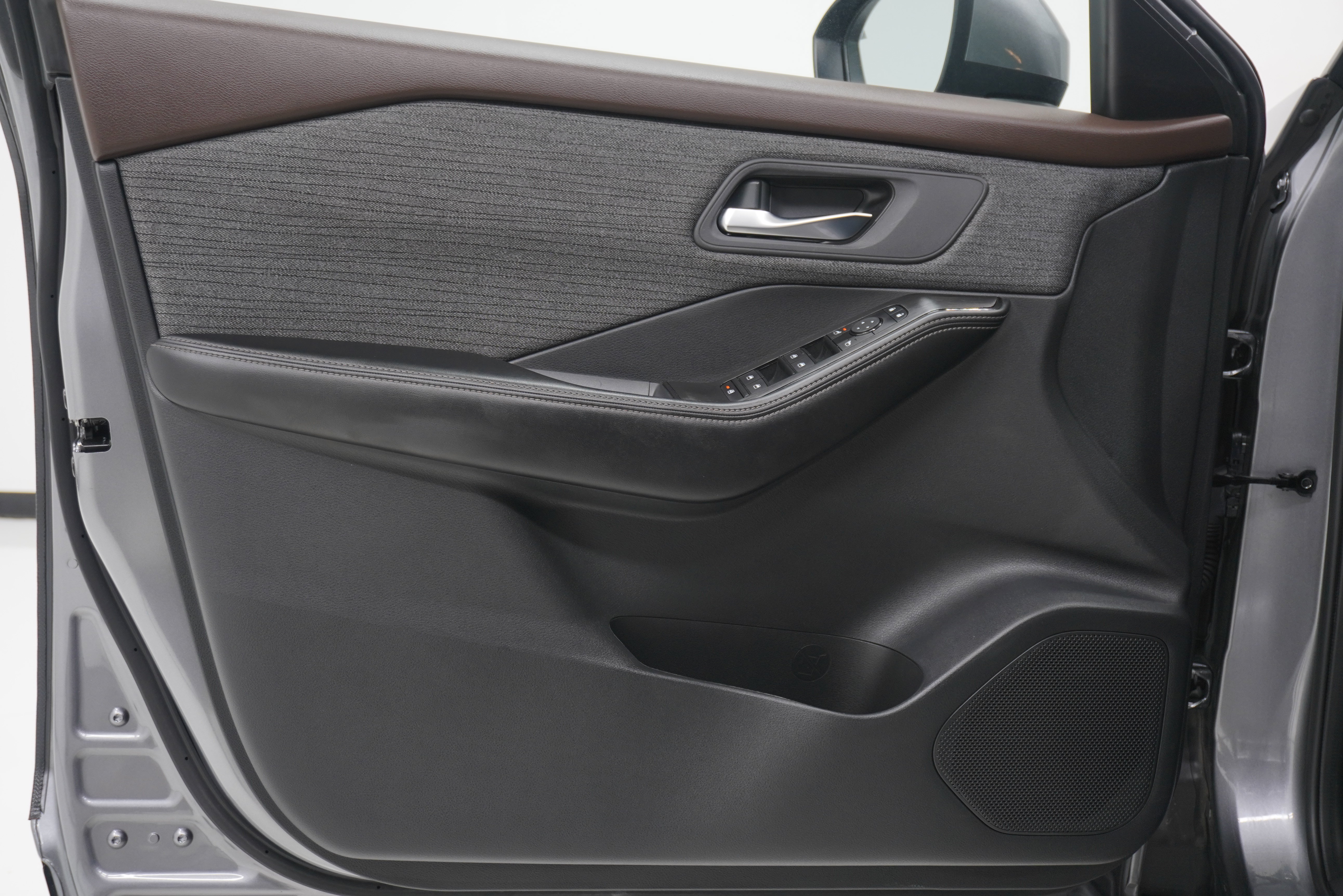 Used 2023 Nissan Rogue SV FWD image 14