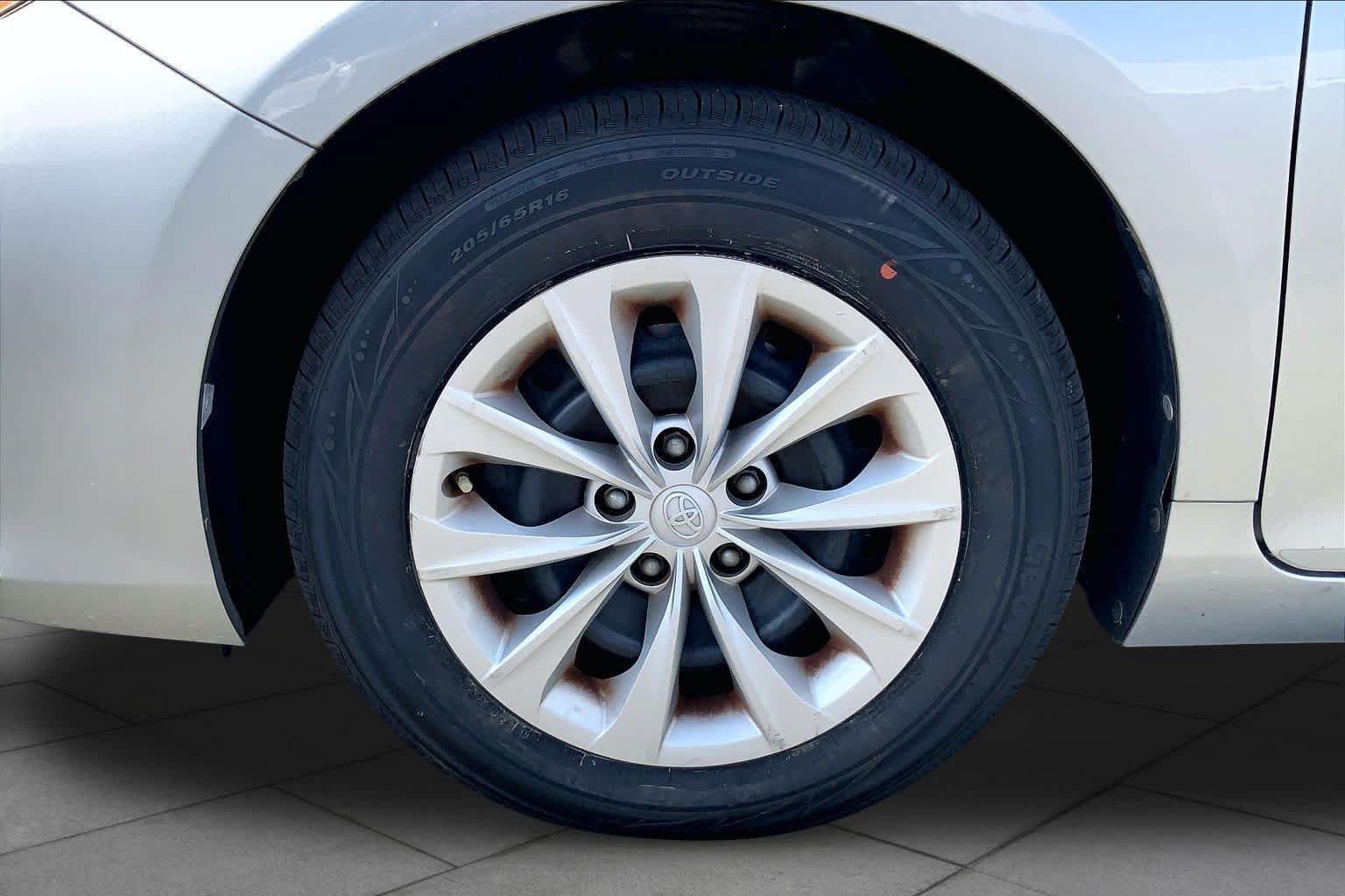 Used 2016 Toyota Camry LE FWD image 11