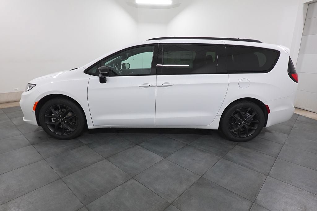 New 2026 Chrysler Pacifica Select w/ S Appearance Package FWD image 3