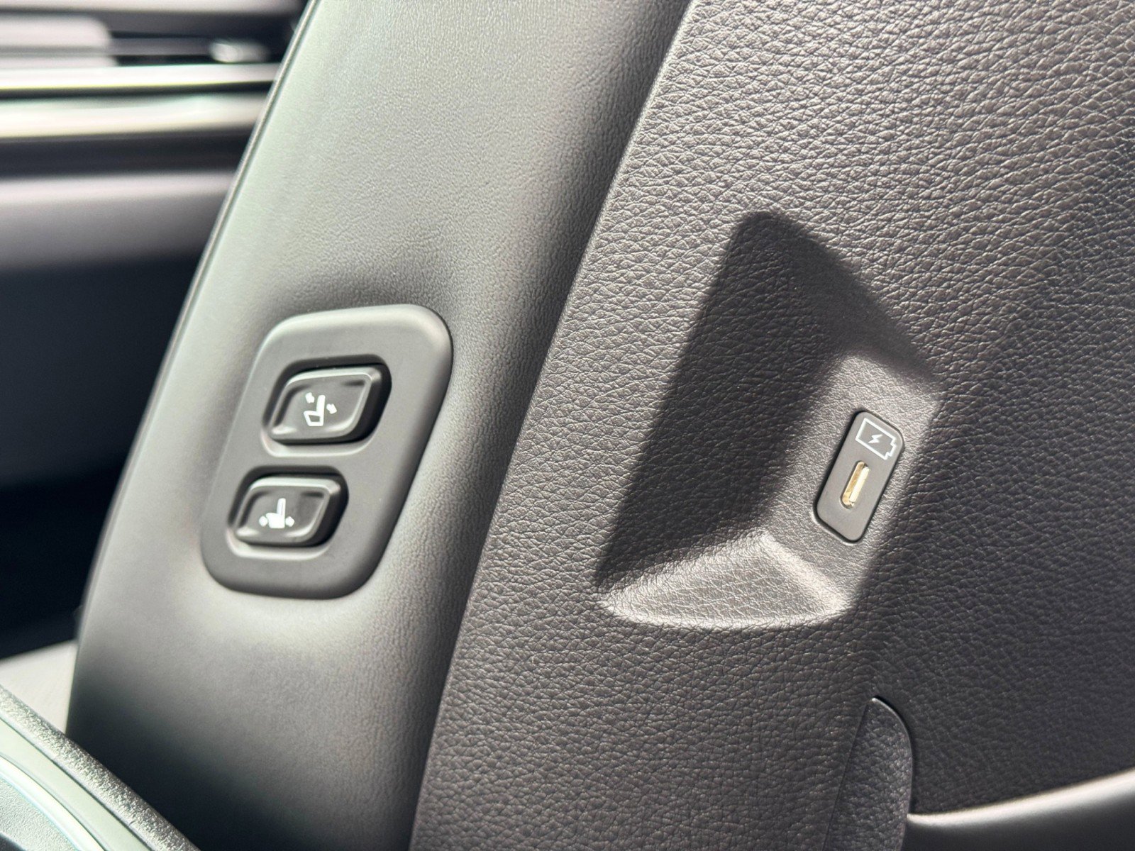 Used 2025 Kia Carnival SX w/ SX Dark Edition Package image 34