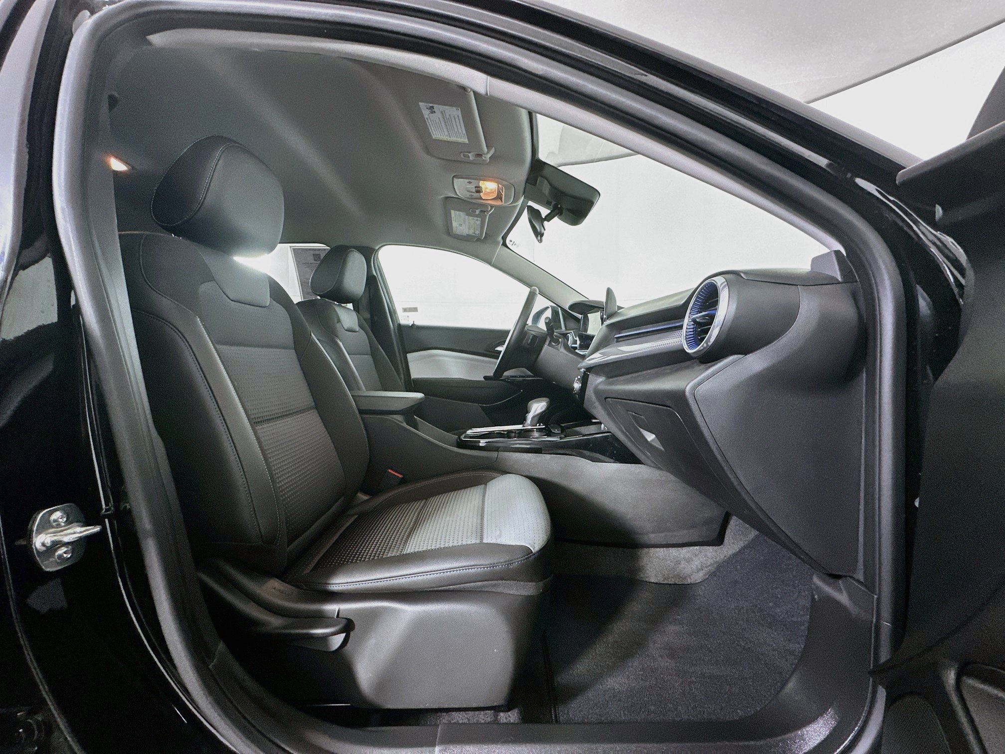 Used 2026 Chevrolet Trax LT w/ LT Convenience Package FWD image 30