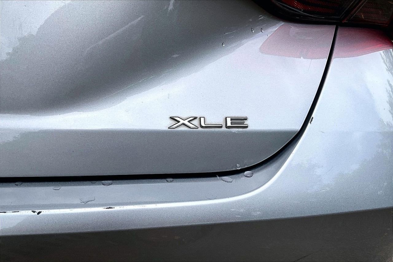 Used 2021 Toyota Avalon XLE w/ Moonroof Package FWD image 21