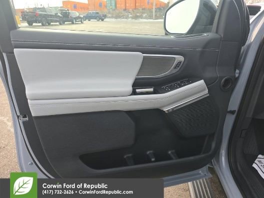 Used 2025 Ford Expedition Platinum image 11