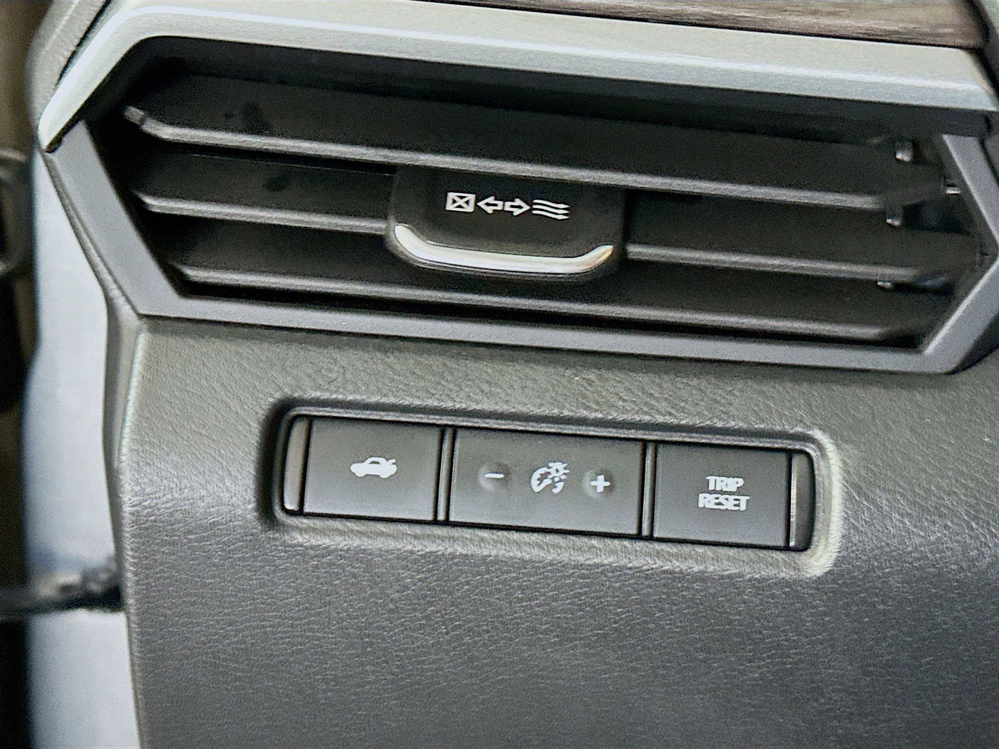 Used 2025 Nissan Altima 2.5 SV image 17