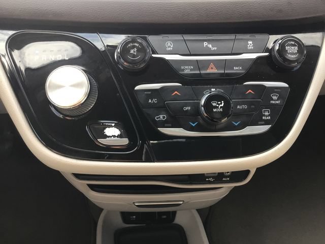 Used 2017 Chrysler Pacifica Touring-L FWD image 34