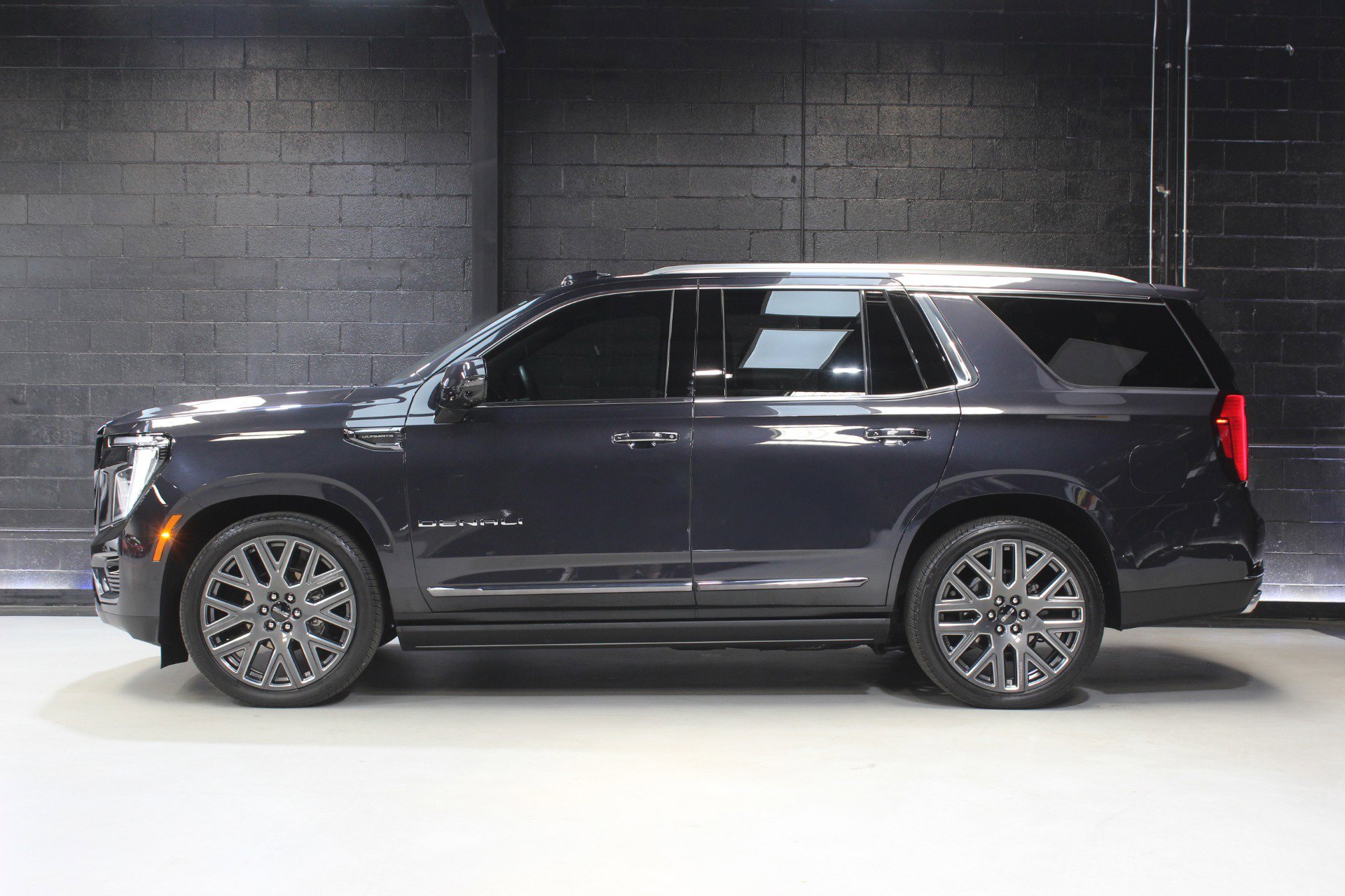 Used 2025 GMC Yukon Denali Ultimate w/ LPO, Floor Liner Package AWD/4WD image 3