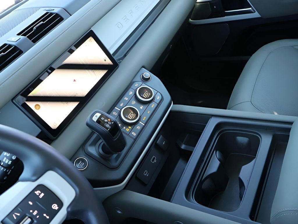 Used 2024 Land Rover Defender 110 SE image 19