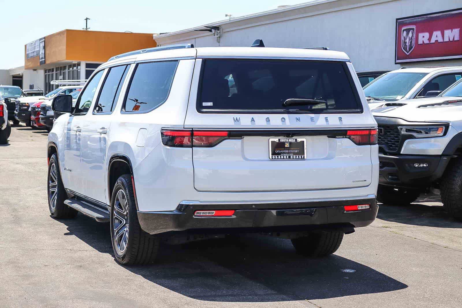 Used 2024 Jeep Wagoneer L Series II RWD image 6
