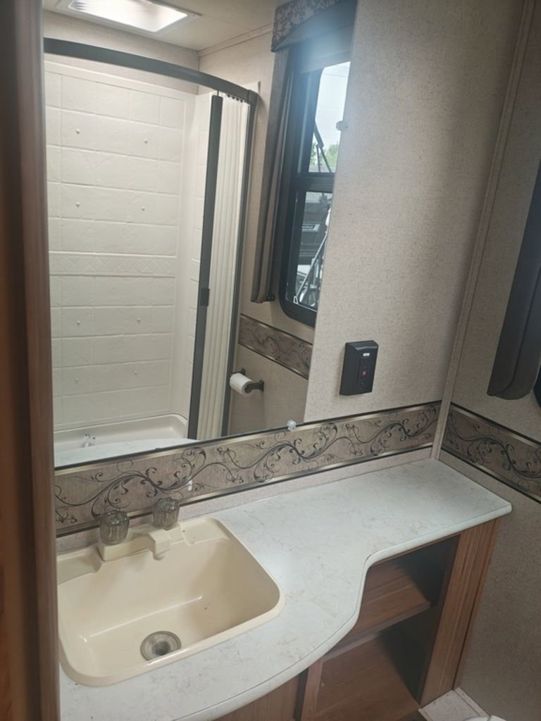 Used 2016 Ford E-450 and Econoline 450 Super Duty w/ Motorhome Prep Package image 27