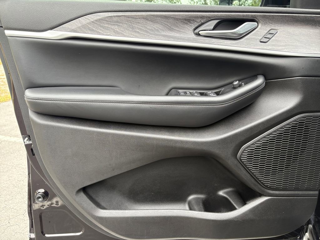 Used 2023 Jeep Grand Cherokee L Limited w/ Luxury Tech Group II image 12