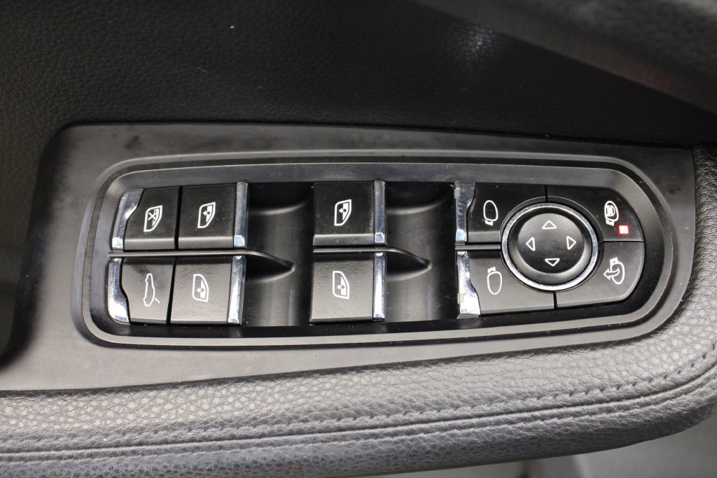 Used 2018 Porsche Macan AWD/4WD image 23