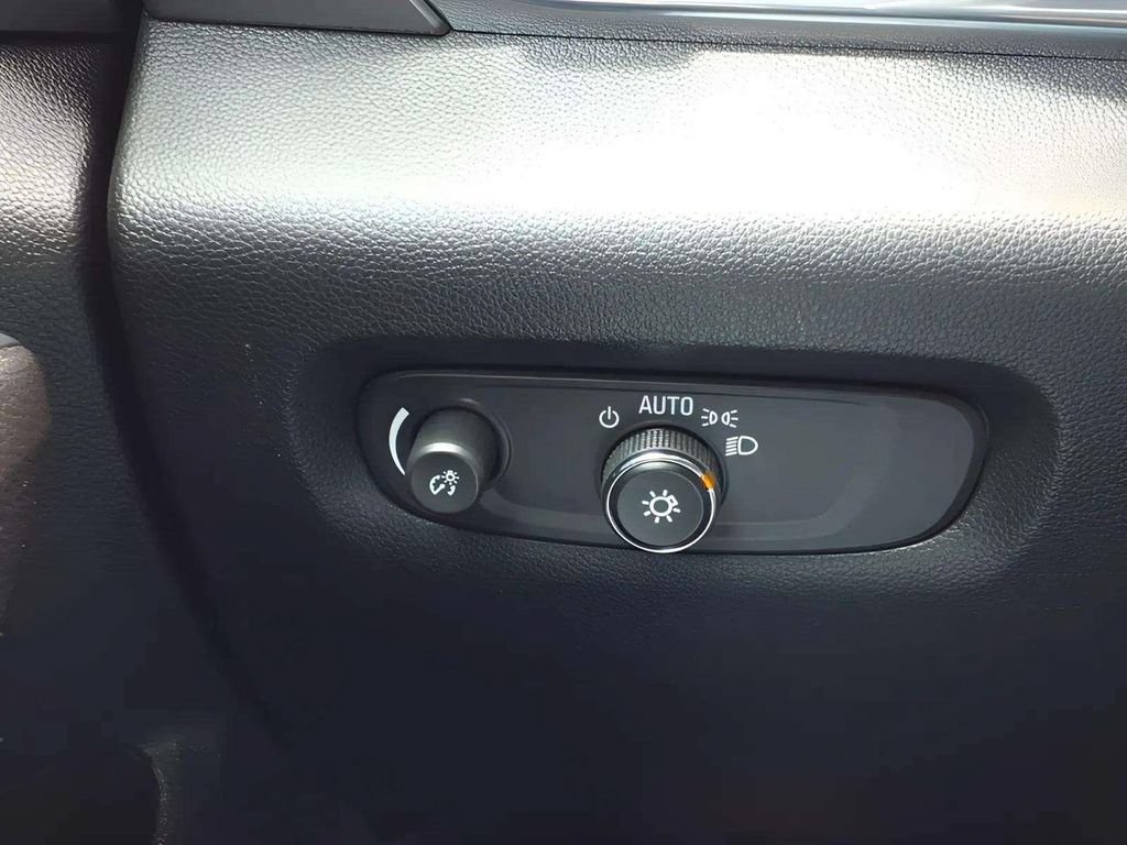 Used 2023 Chevrolet Traverse LT FWD image 18