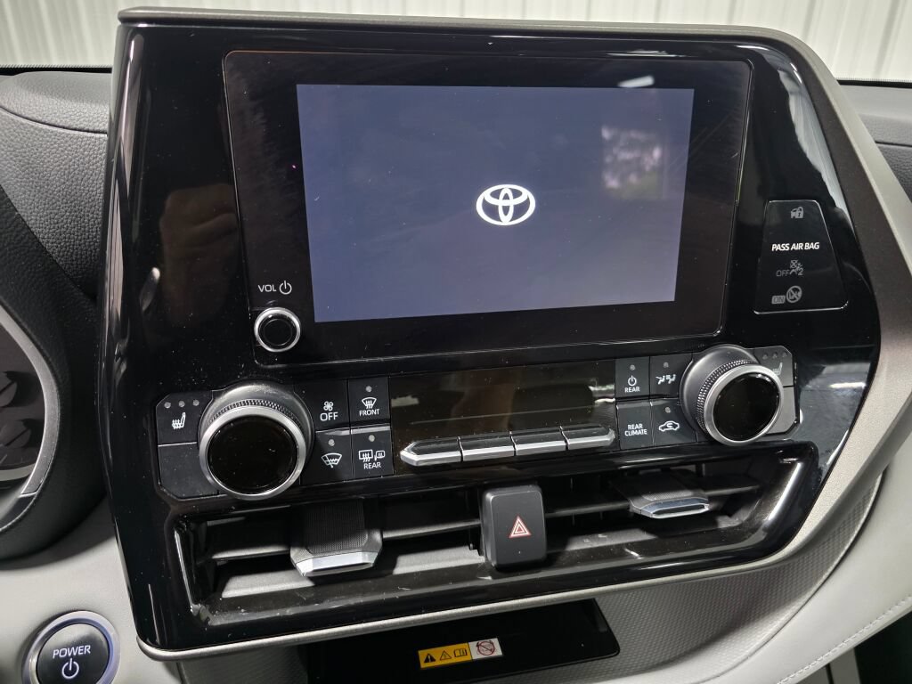 Used 2024 Toyota Highlander XLE AWD/4WD image 13
