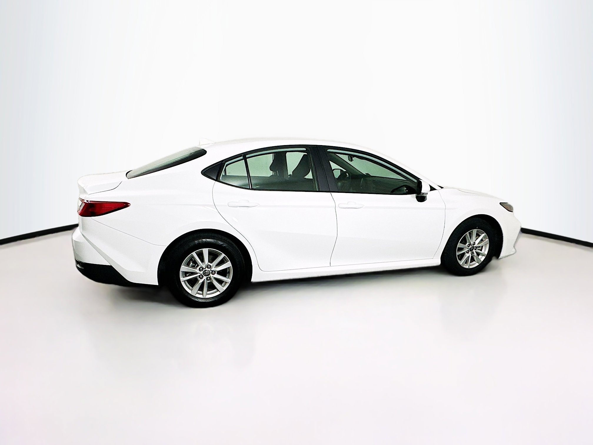 Used 2025 Toyota Camry LE image 10