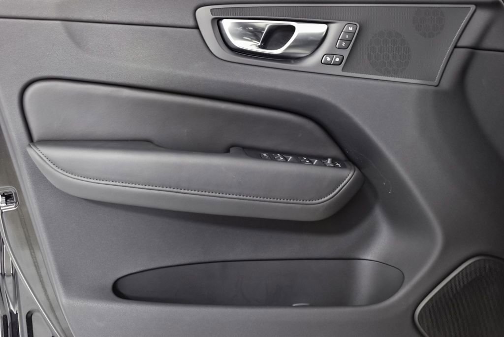 Certified 2025 Volvo XC60 B5 Plus image 8