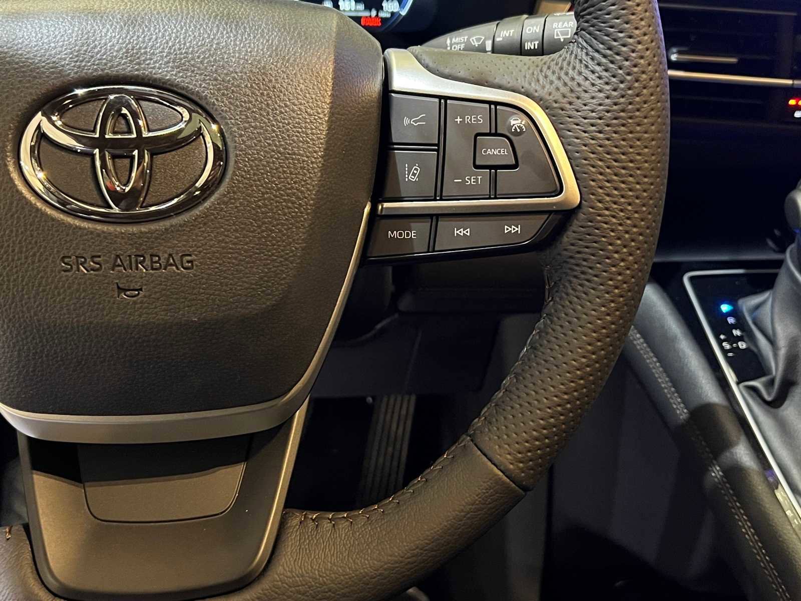 Used 2025 Toyota Sienna Limited image 24