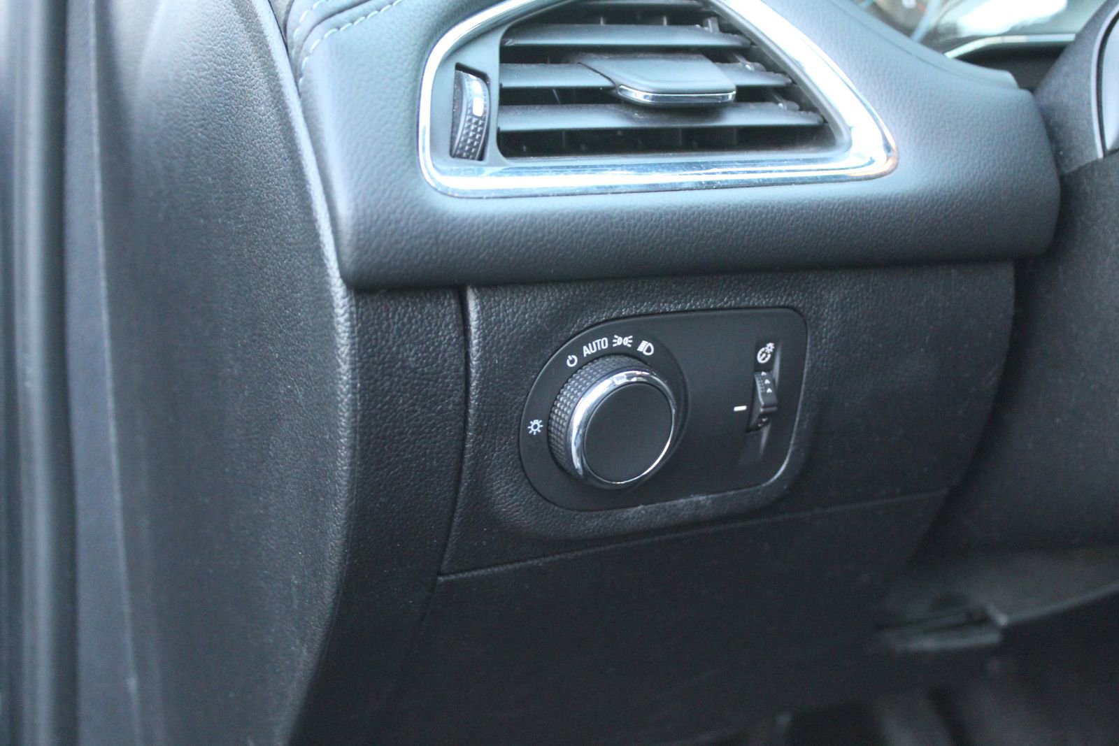 Used 2017 Chevrolet Cruze Premier image 22