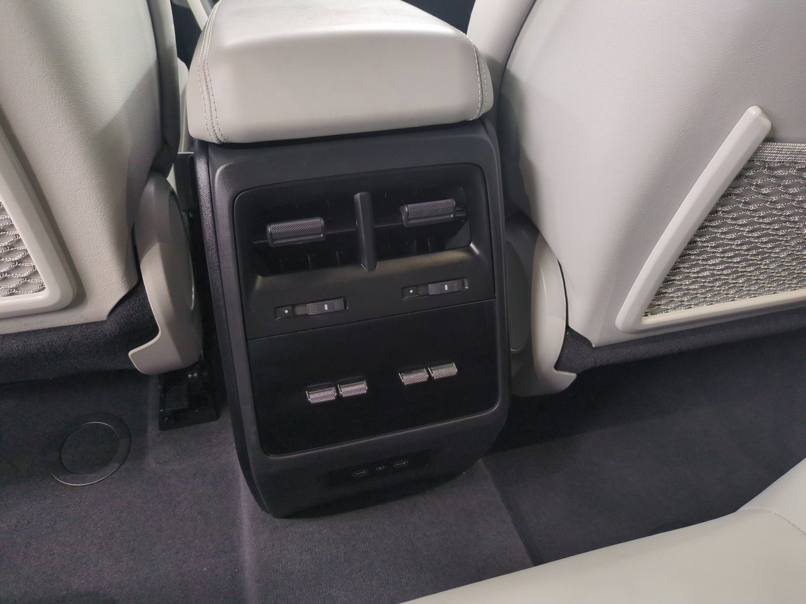 Certified 2025 Porsche Macan 4 Electric image 19