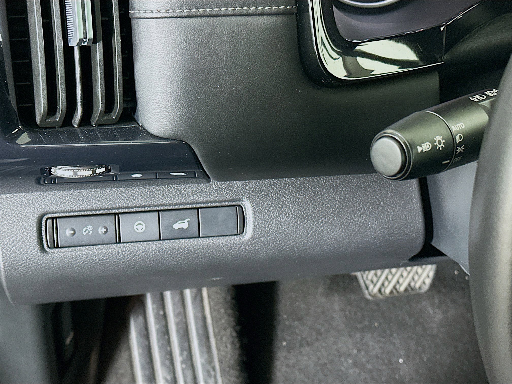 Used 2025 Nissan Pathfinder SV image 17