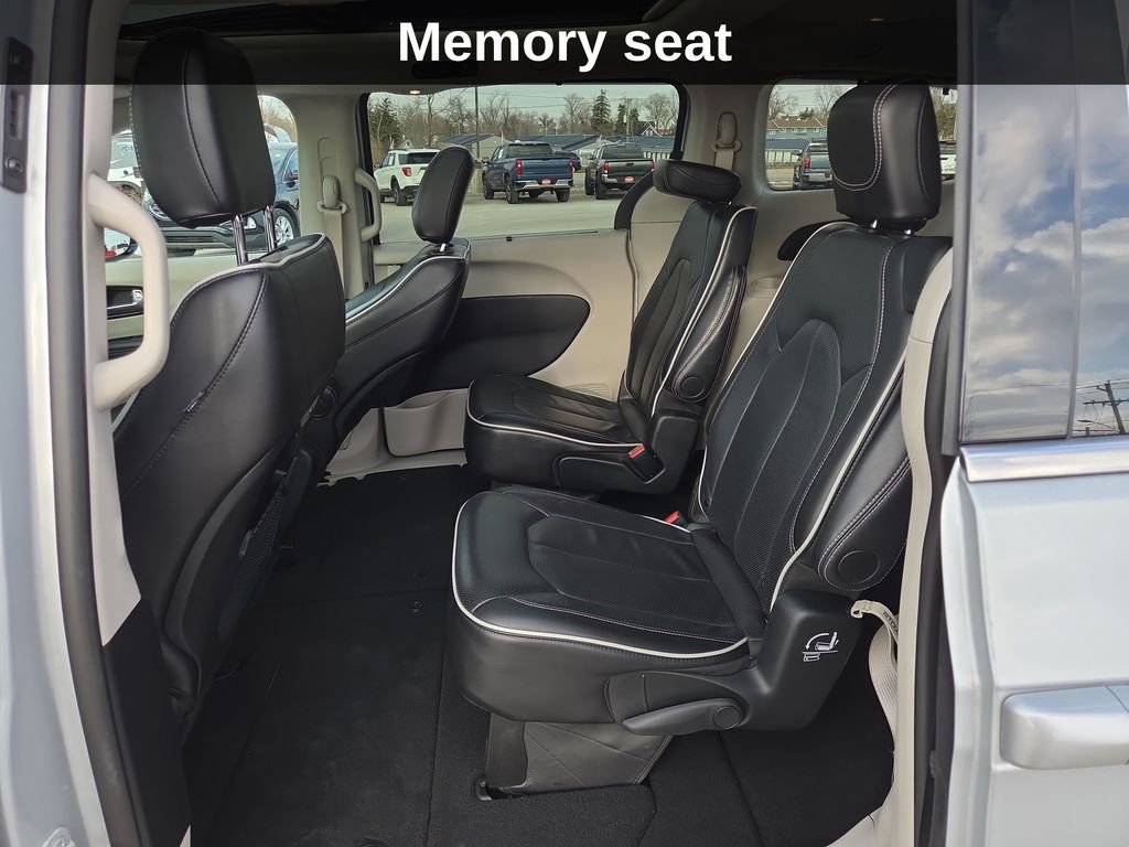 Used 2024 Chrysler Pacifica Limited image 16