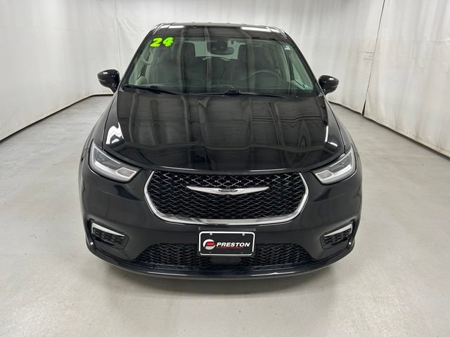 Used 2024 Chrysler Pacifica Limited FWD image 3