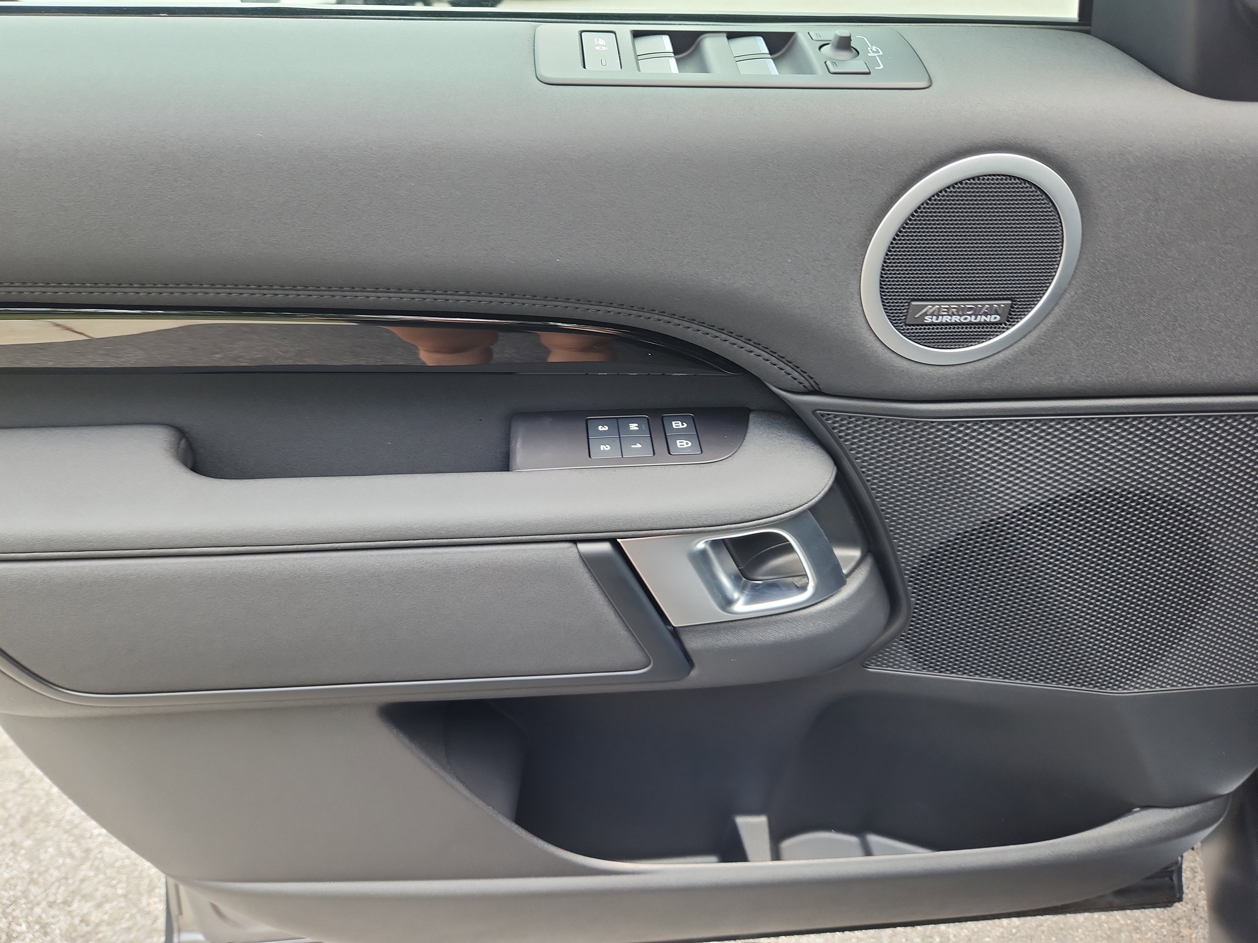 Used 2025 Land Rover Discovery S image 24