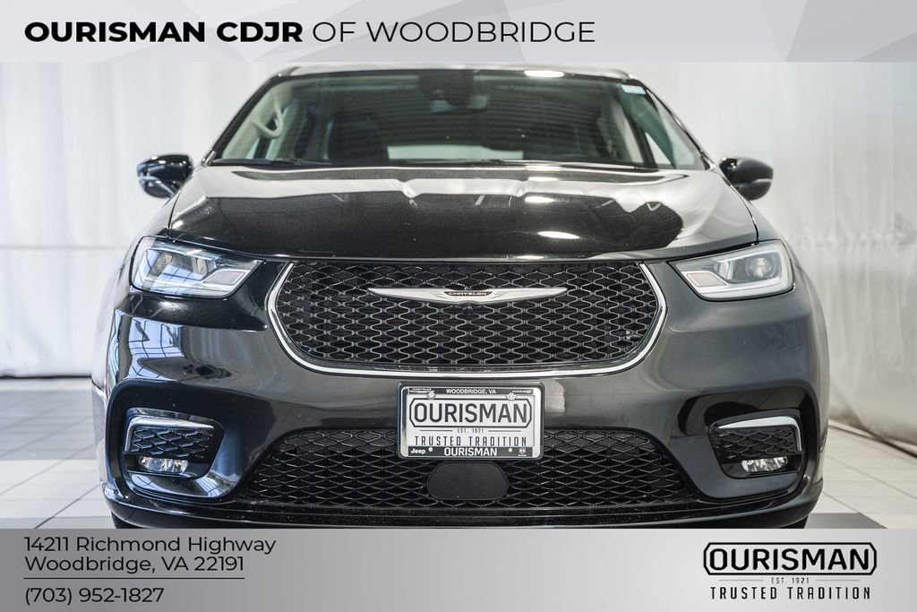 Used 2024 Chrysler Pacifica Touring-L image 2