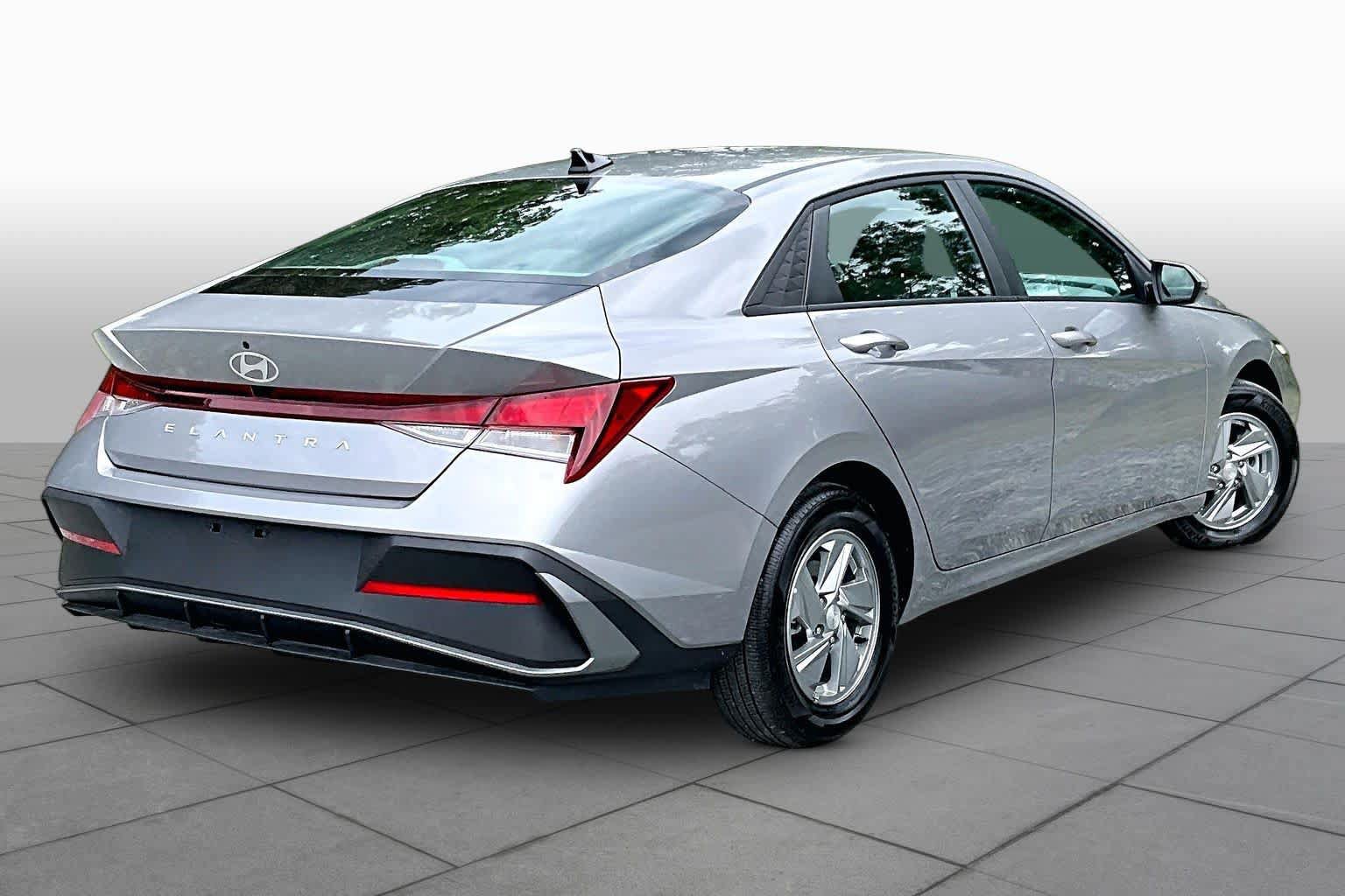 Used 2026 Hyundai Elantra SE FWD image 12