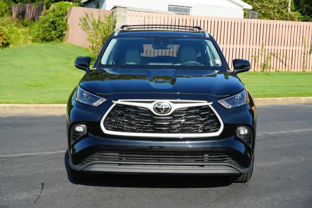 Used 2023 Toyota Highlander XLE FWD image 2