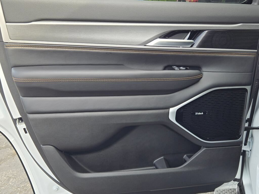 New 2026 Jeep Grand Wagoneer 4WD image 25