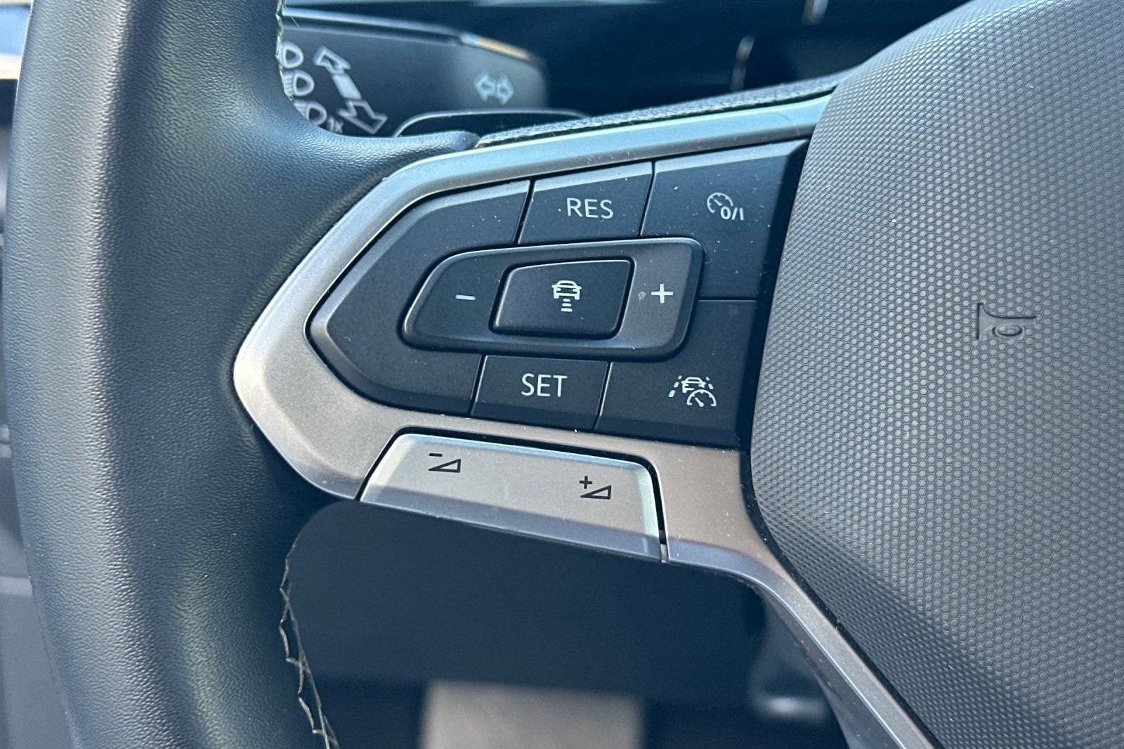 Used 2024 Volkswagen Atlas Cross Sport SE image 36