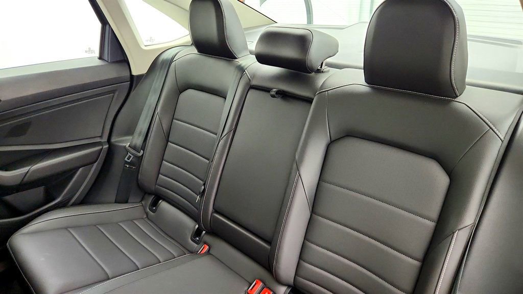 Used 2023 Volkswagen Jetta SE w/ Panoramic Sunroof Package FWD image 17