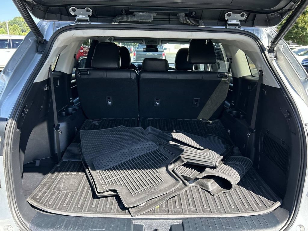 Used 2022 Toyota Highlander LE FWD image 11