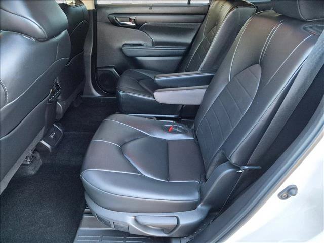 Certified 2024 Toyota Highlander XLE FWD image 17