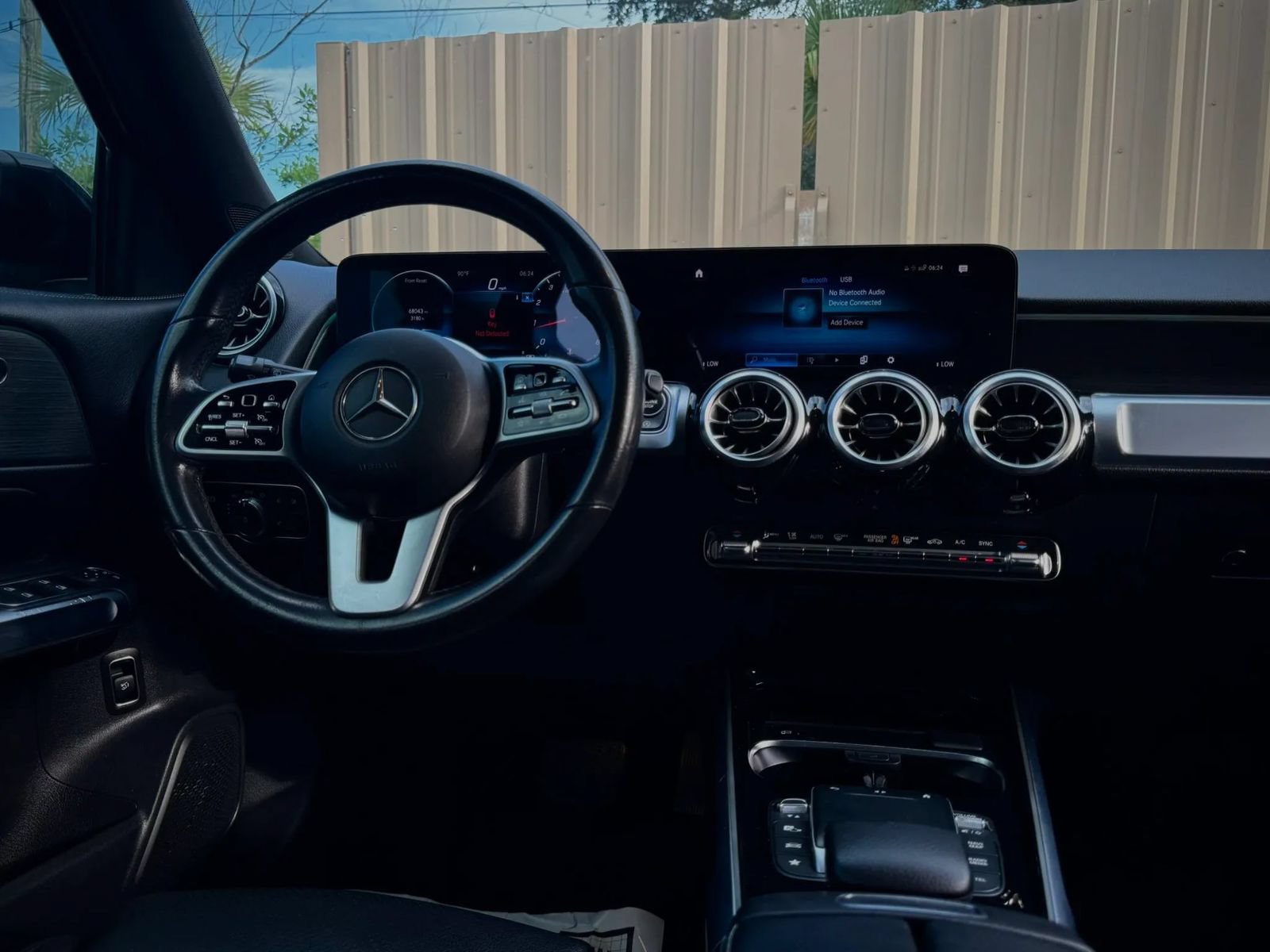 Used 2022 Mercedes-Benz GLB 250 w/ Premium Package image 16
