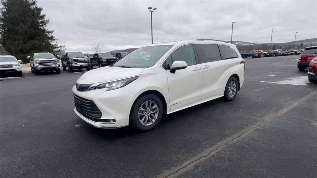 Used 2021 Toyota Sienna XLE image 4