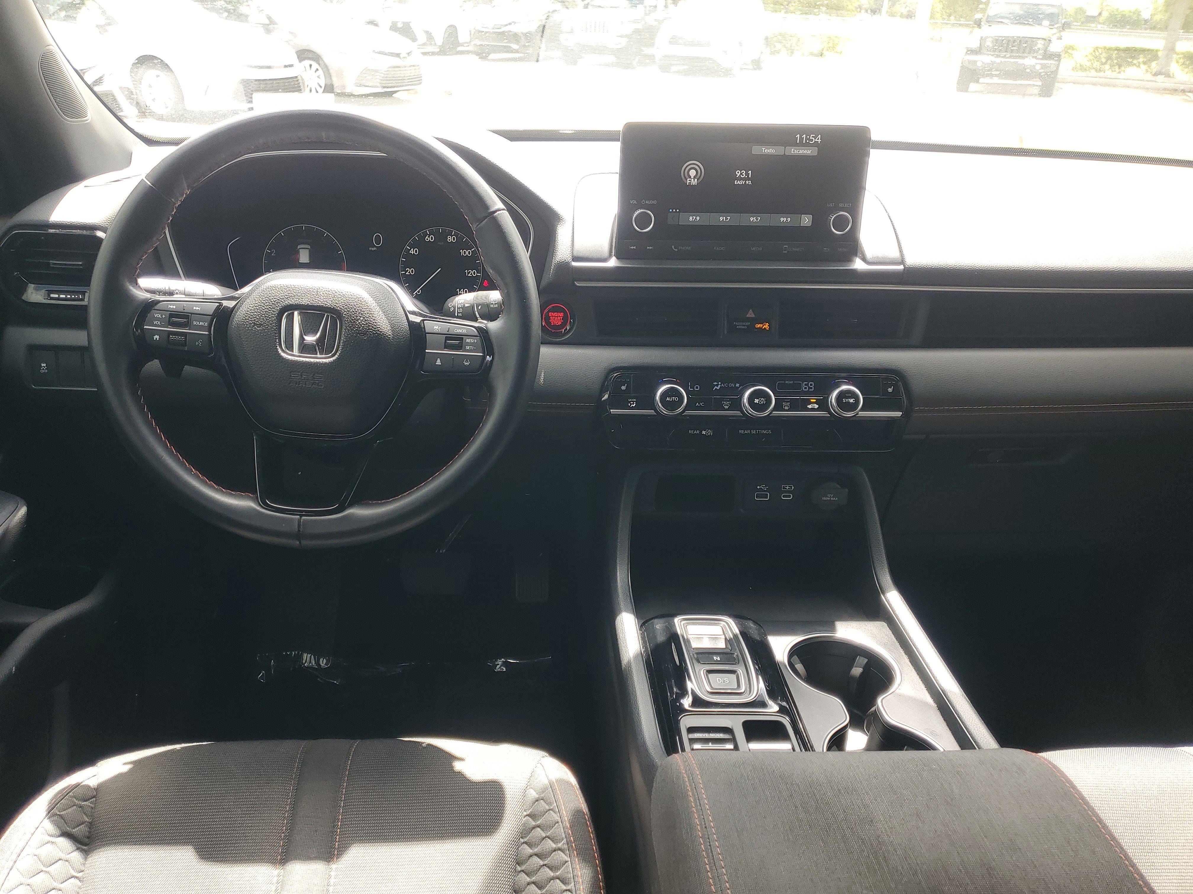 Used 2025 Honda Pilot Sport image 10