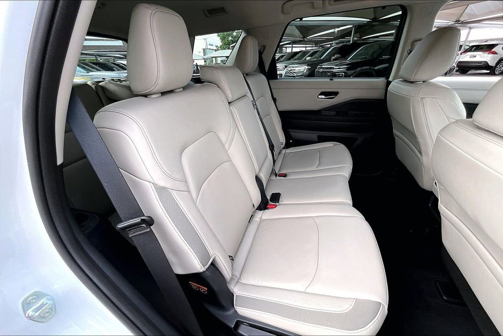 Used 2025 Nissan Pathfinder SL image 38